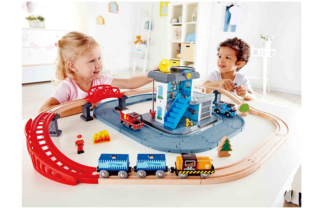 德國 Hape 緊急服務總部木製列車玩具